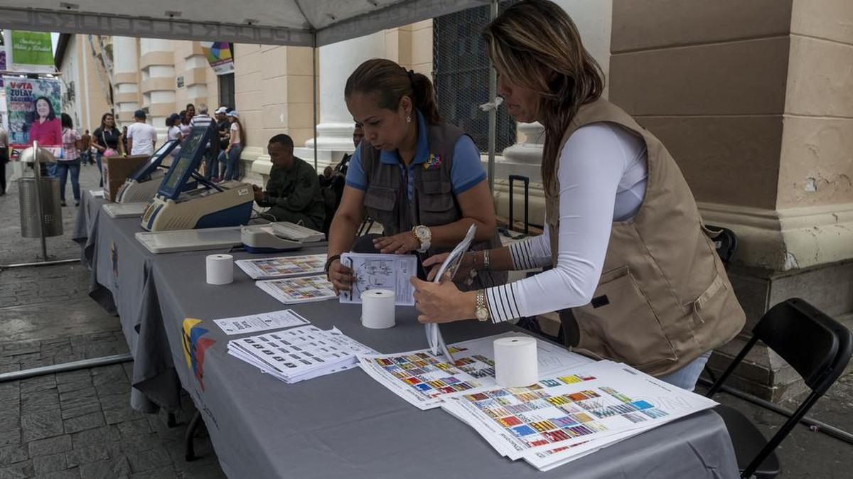 Miembros del Consejo Nacional Electoral (CNE) trabajan en un centro informativo el viernes 27 de noviembre de 2015, en la ciudad de Caracas (Venezuela). La campaña para las legislativas de Venezuela del próximo 6 de diciembre, agitada por el asesinato de un opositor, entra en su recta final, mientras Unasur activa reuniones con las partes enfrentadas para reducir tensiones.