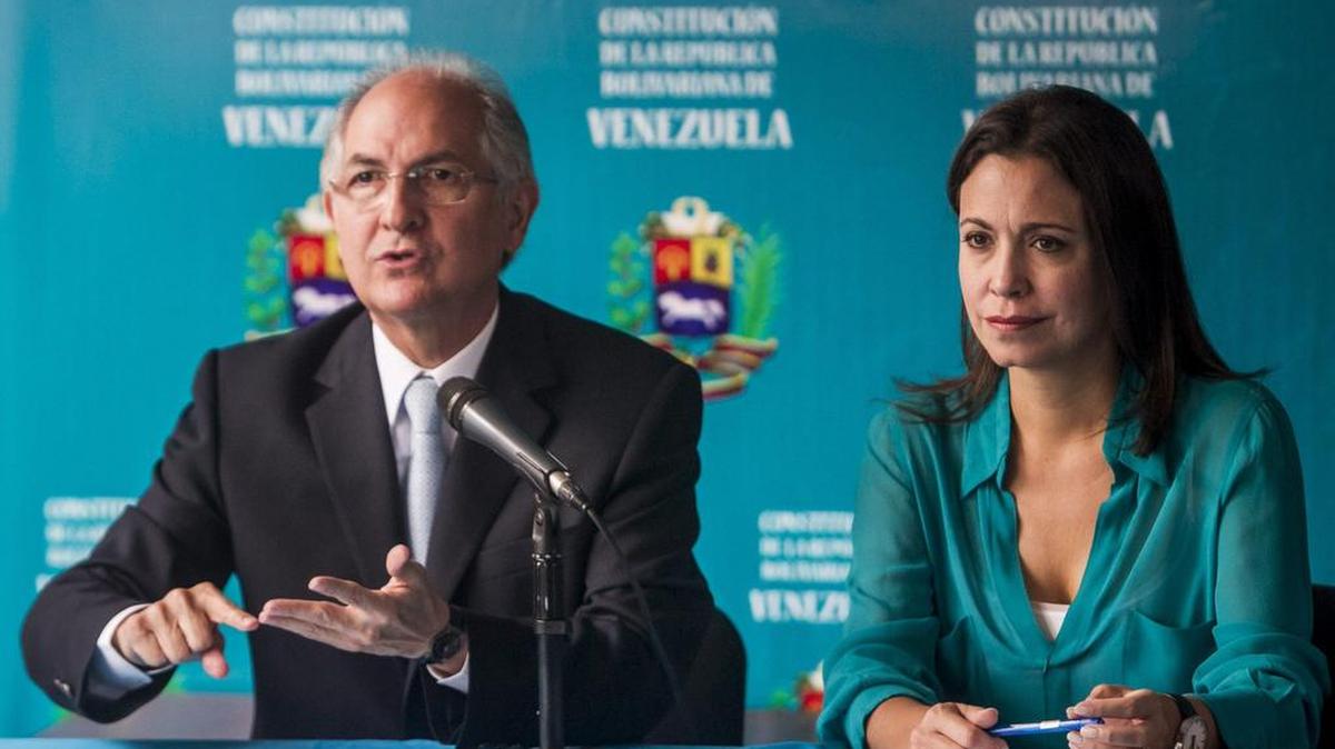 El alcalde de Caracas Antonio Ledezma y la ex diputada María Corina Machado, junto al ex embajador Diego Arria (no está en la foto), de la alianza opositora Soy Venezuela, pidieron al presidente Donald Trump que aplique más sanciones contra el gobierno de Nicolás Maduro. En la foto, Ledezma y Machado dan una conferencia de prensa en febrero de 2015.
