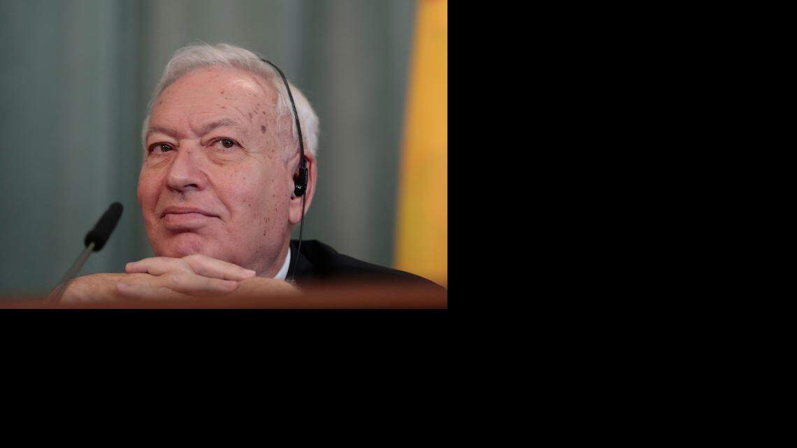 
El canciller de España, José Manuel García-Margallo, escucha una pregunta duranta una conferencia de prensa en Moscú, Rusia. 
