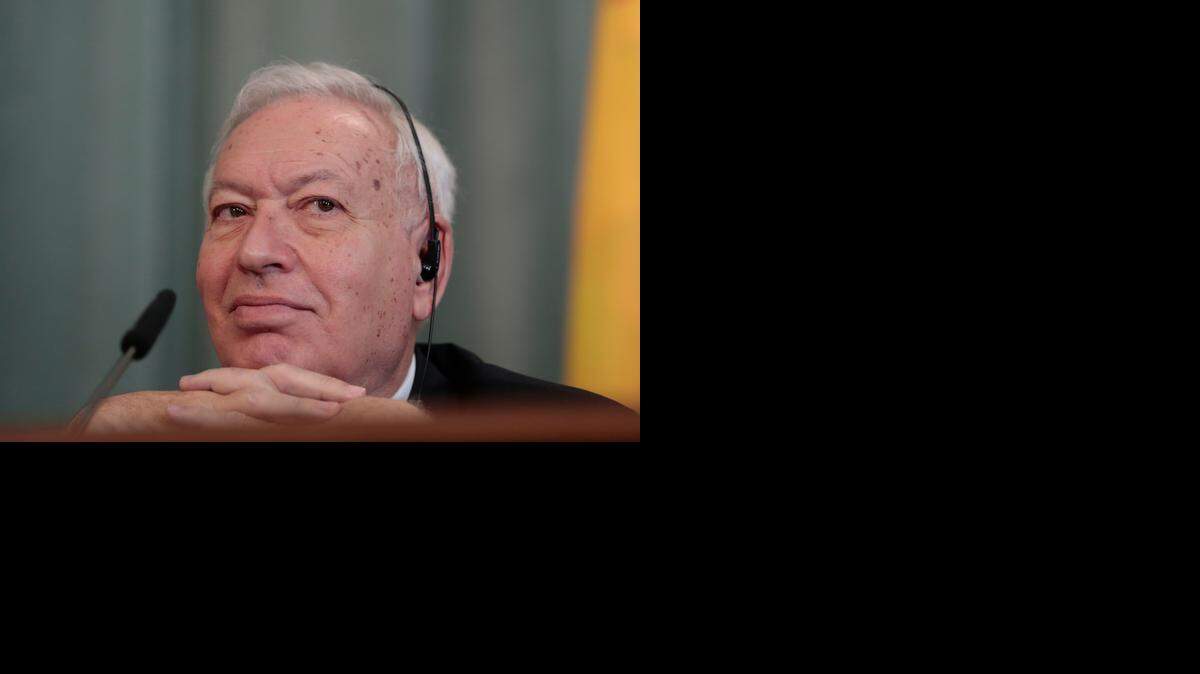 
El canciller de España, José Manuel García-Margallo, escucha una pregunta duranta una conferencia de prensa en Moscú, Rusia. 
