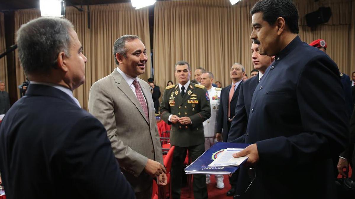 El presidente de venezuela, Nicolás Maduro (der.), durante un acto de gobierno el martes 18 de julio de 2017, en Barquisimeto, Venezuela. En la foto (de izq. a der.): Tarek William Saab, defensor del Pueblo; Maikel Moreno, presidente del Tribunal Supremo, y Vladimir Padrino, ministro de Defensa.