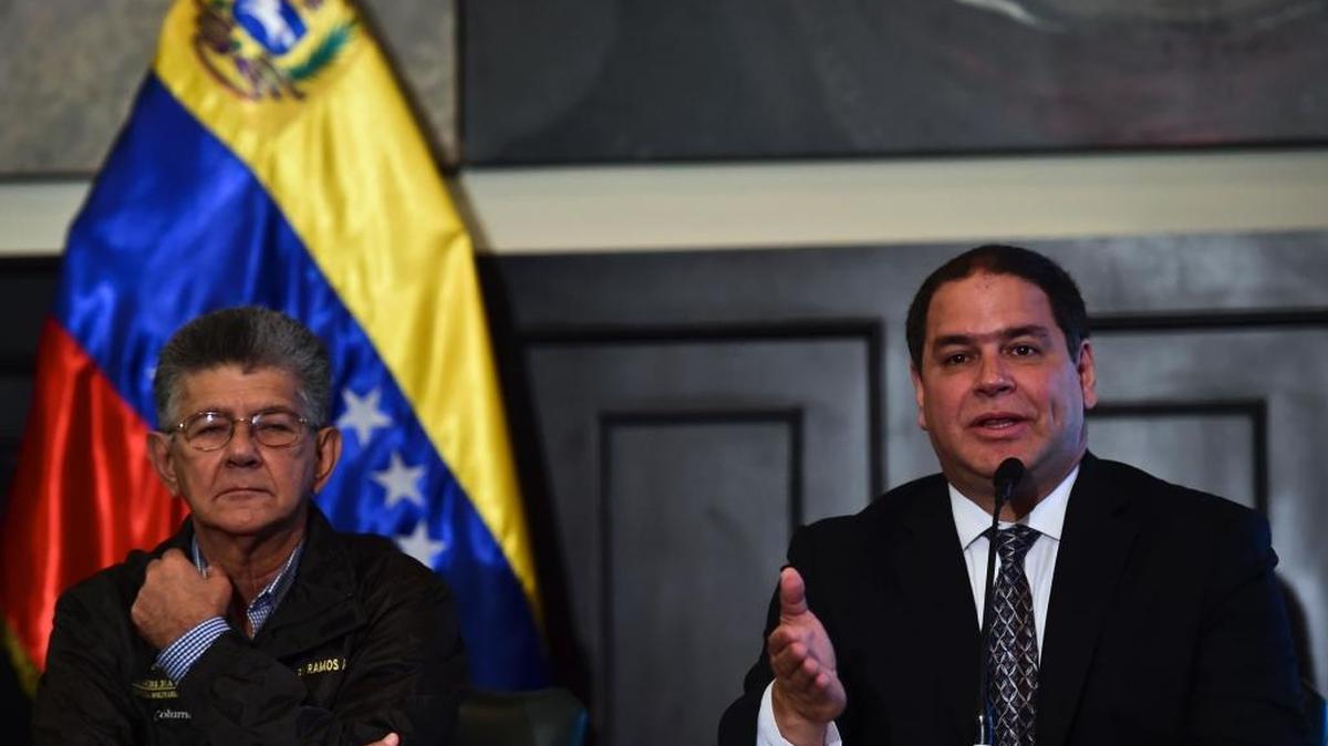El presidente de la Asamblea Nacional, Henry Ramos Allup (izq.) y el diputado Luis Florido, del comité de relaciones exteriores, en una rueda de prensa.