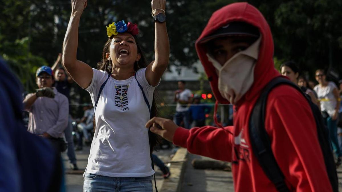 Simpatizantes de la oposición bloquean una calle durante el “trancazo” de el lunes 10 de julio de 2017, en Caracas, Venezuela.