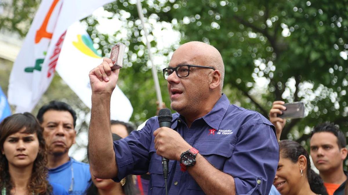El alcalde del municipio Libertador de Caracas, el chavista Jorge Rodríguez, habla el viernes 21 de abril de 2017, en Caracas (Venezuela).