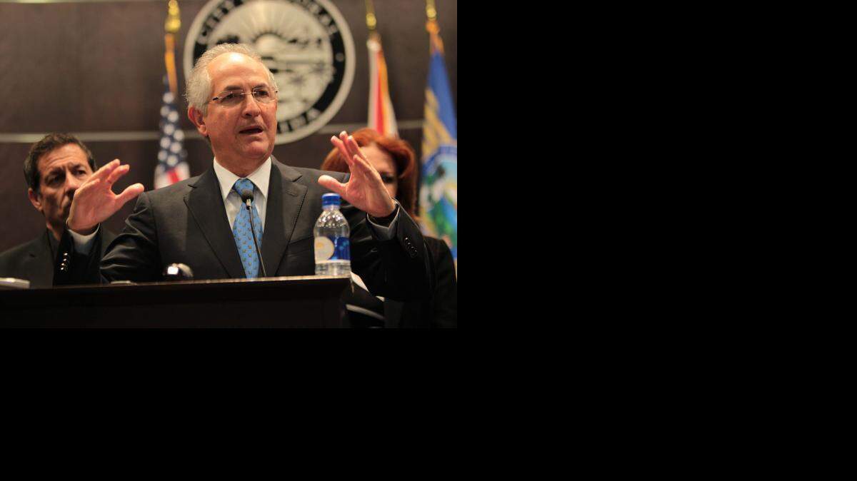 
El alcalde de Caracas, Antonio Ledezma, responde a preguntas de periodistas durante su visita a la ciudad del Doral, el 3 de mayo del 2013. 
