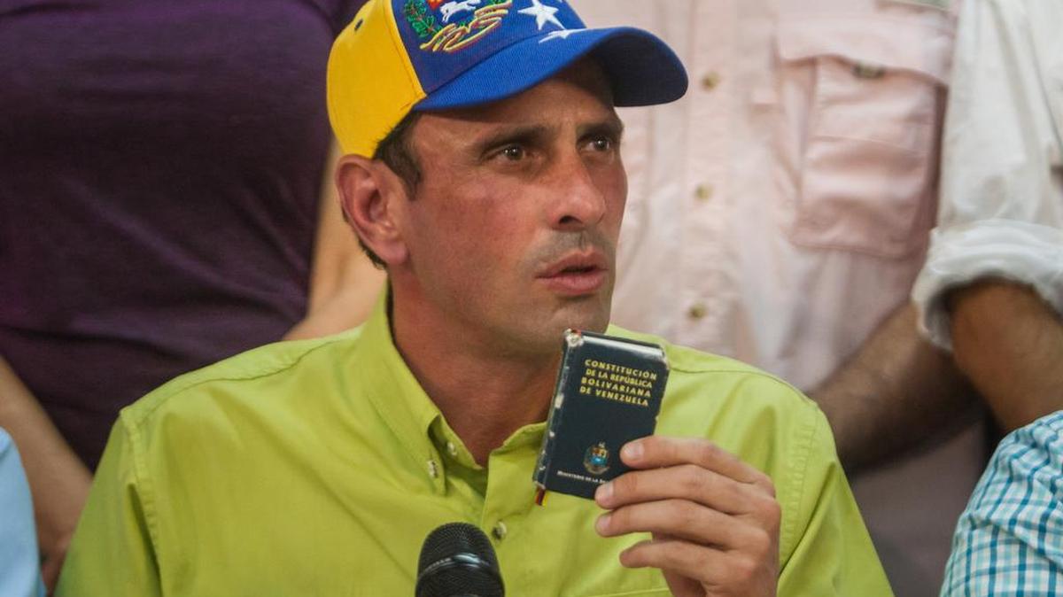 El dirigente opositor Henrique Capriles ofrece una rueda de prensa el viernes 24 de junio de 2016, en la ciudad de Caracas (Venezuela).
