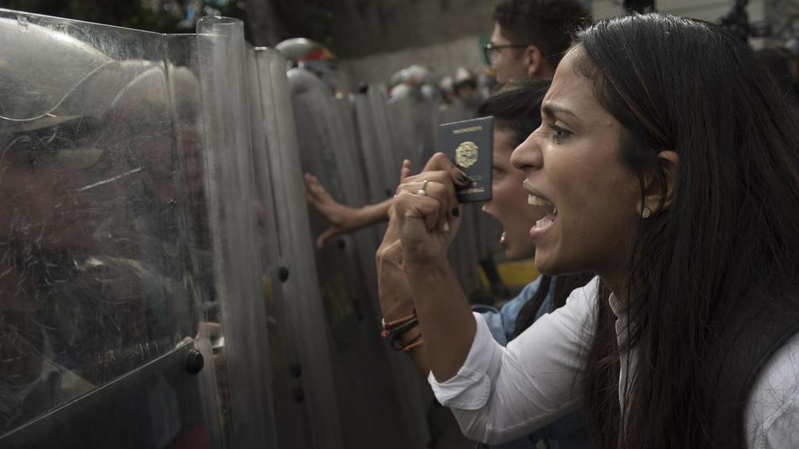 Una airada manifestante protesta el viernes en Caracas contra la usurpación de las funciones de la Asamblea Nacional venezolana por un decreto del Tribunal Supremo.