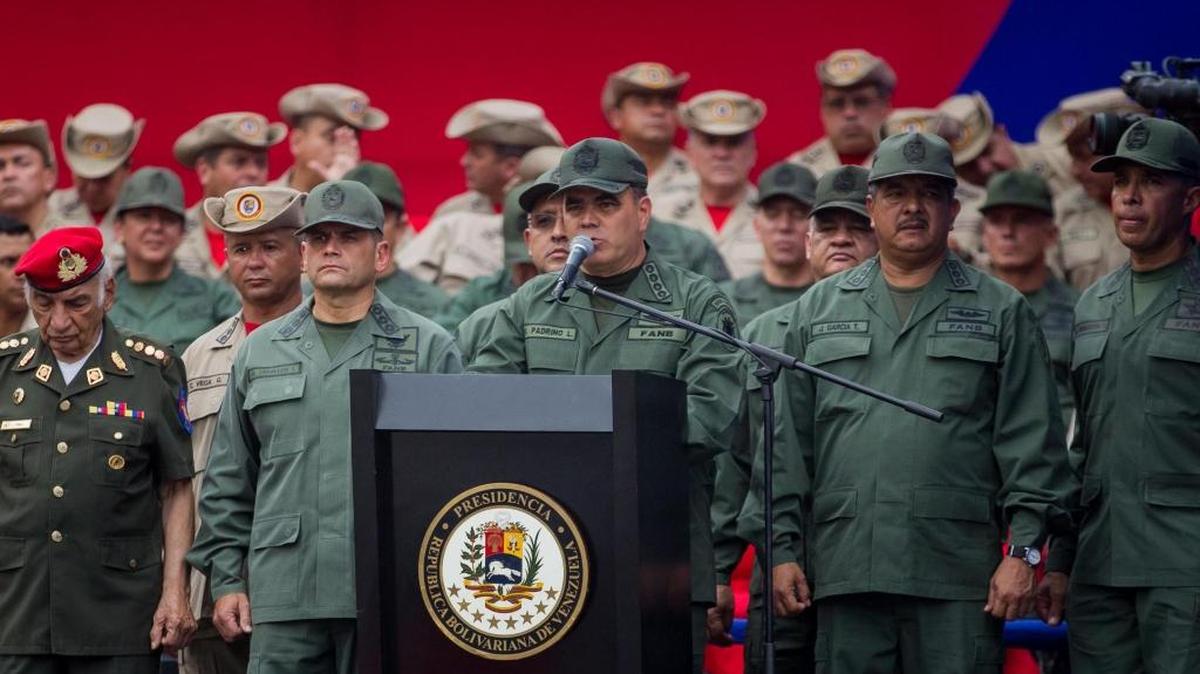 El ministro de Defensa, Vladimir Padrino López (c), participa en un acto el lunes 17 de abril de 2017, durante un evento en Caracas, Venezuela. Las Fuerzas Armadas de Venezuela ratificaron su apoyo incondicional al presidente, Nicolás Maduro, ante lo que consideran una "coyuntura crucial" debido a los "actos de violencia" durante las protestas opositoras, parte de una "agenda criminal" que amenaza la "paz y estabilidad" del país.