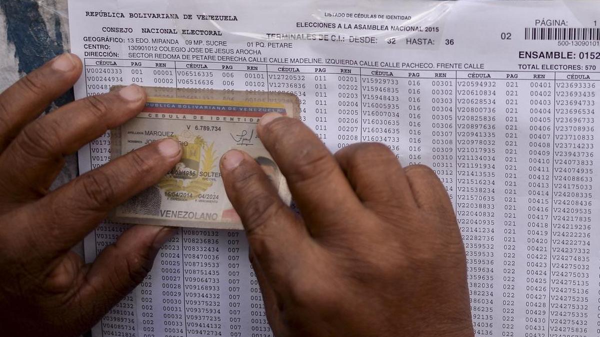 Un ciudadano venezolano busca su nombre el la lista electoral, en uno de los centros de votación en el barrio caraqueño de Petare, este domingo 6 de diciembre del 2015, durante las elecciones parlamentarias.