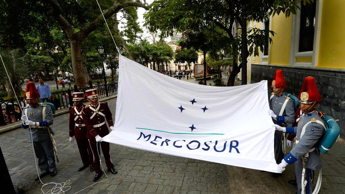 La bandera de Mercosur es izada en la Casa Amarilla, sede del Minesterio de Relaciones Exteriores, el viernes 5 de agosto en Caracas.