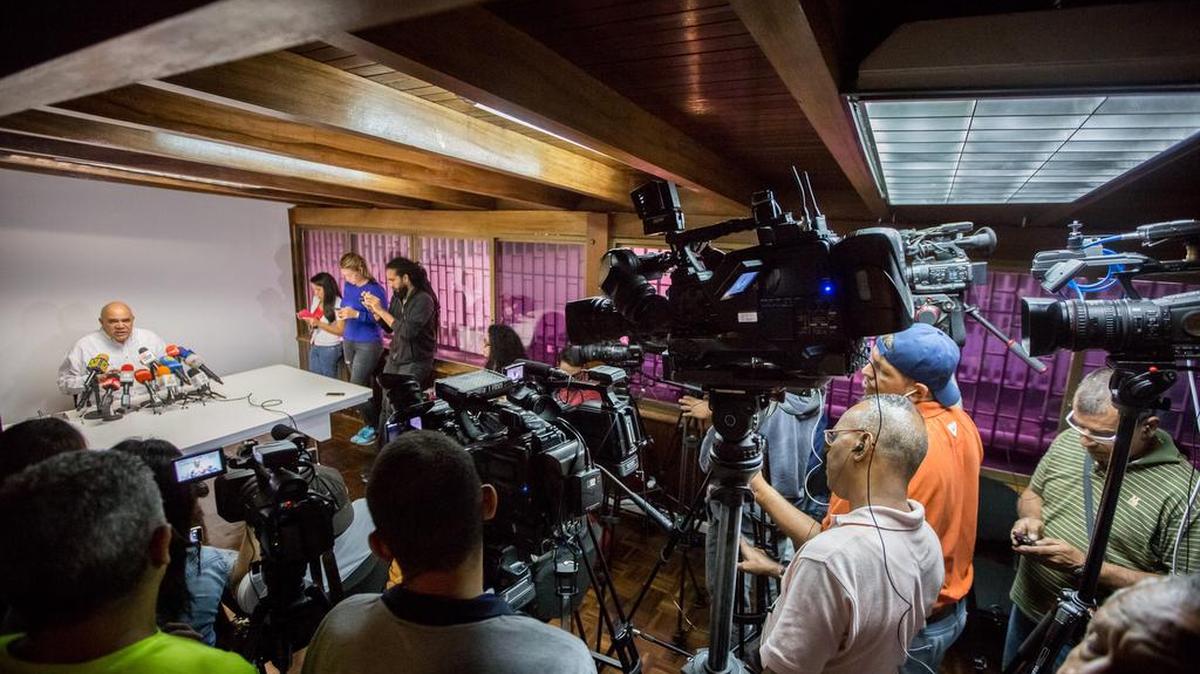 El secretario ejecutivo de la alianza opositora venezolana Mesa de la Unidad Democrática (MUD), Jesús Torrealba, ofrece una rueda de prensa hoy, viernes 2 de diciembre de 2016, en Caracas (Venezuela).