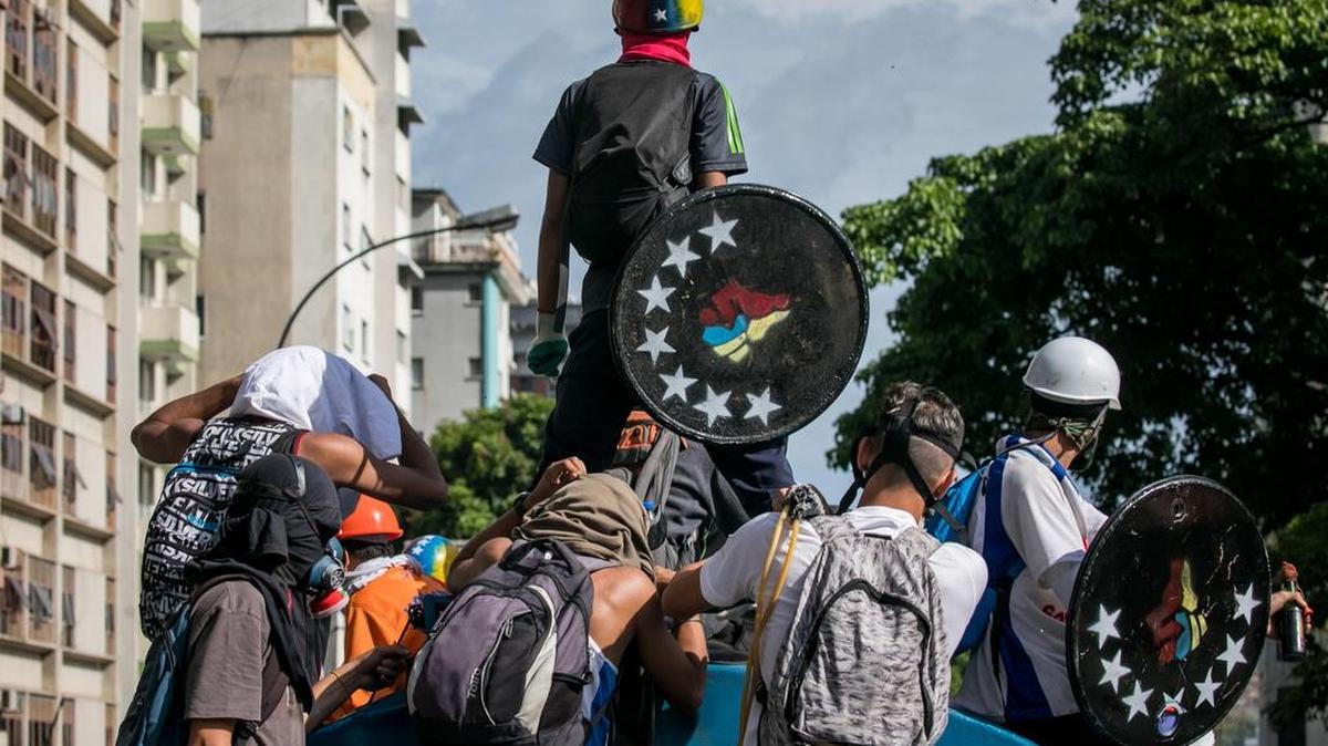 Un grupo de manifestantes conduce un Camión durante una protesta el viernes 02 de junio de 2017, en Caracas (Venezuela).