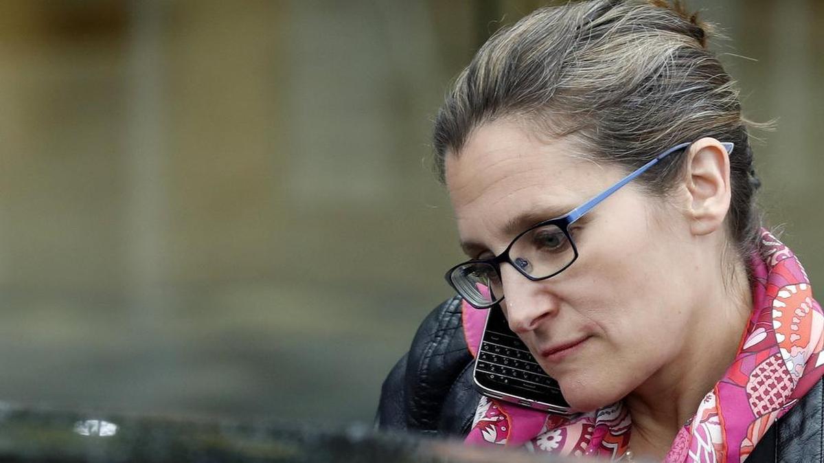 La ministra de Exteriores canadiense, Chrystia Freeland, habla por teléfono a su llegada a la cumbre de la mujer del G20, Woman20 (W20), el 25 de abril de 2017, en Berlín, Alemania.