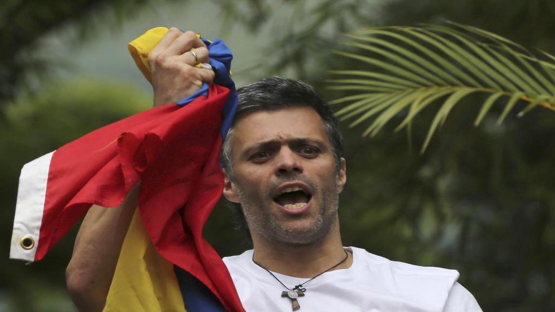 Leopoldo López saluda a sus seguidores con una bandera de Venezuela en la mano el 8 de julio de 2017 en Caracas, el día en que trasladado de la cárcel de Ramo Verde a su casa.