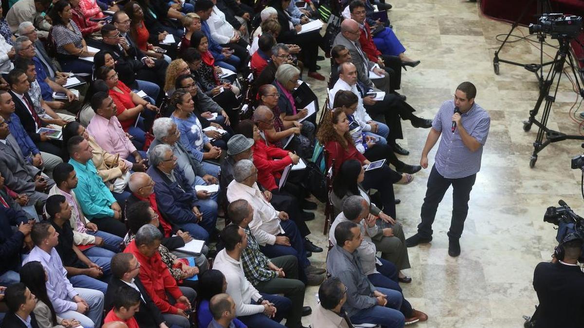 Fotografía cedida por la Agencia Venezolana de Noticias (AVN), donde se observa al hijo del presidente de venezuela, Nicolás Maduro Guerra (c) el sábado 12 de agosto de 2017, en Caracas.
