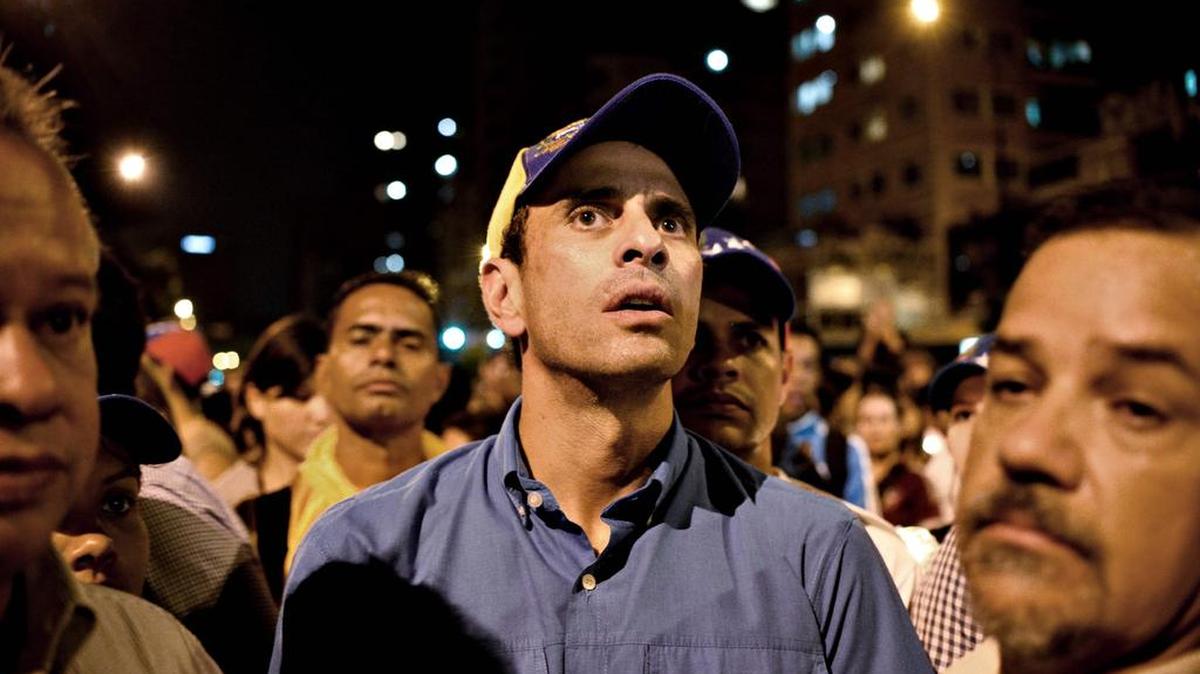 El líder opositor Henrique Capriles participa en una protesta por la muerte del joven Neomar Lander, el 8 de junio de 2017 en Caracas.