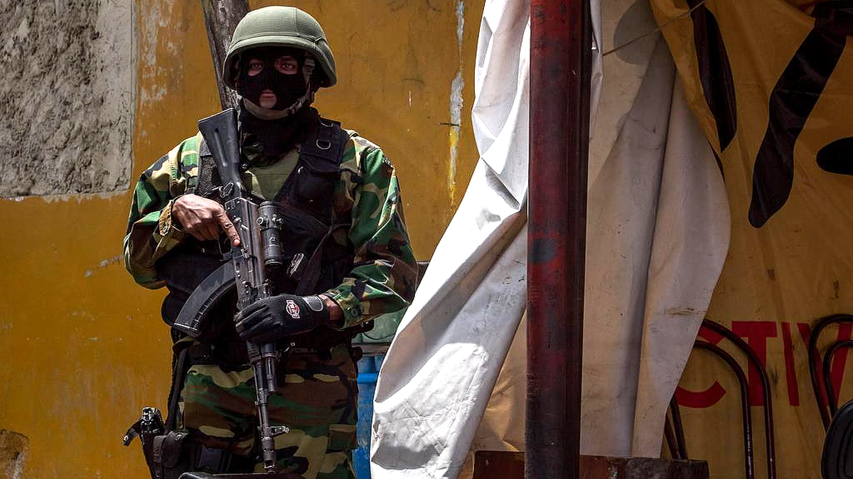 
Miembros de la Guardia Nacional Bolivariana (GNB) participan en un operativo en el sector Cota 905 hoy, lunes 13 de julio de 2015, en Caracas (Venezuela). 

