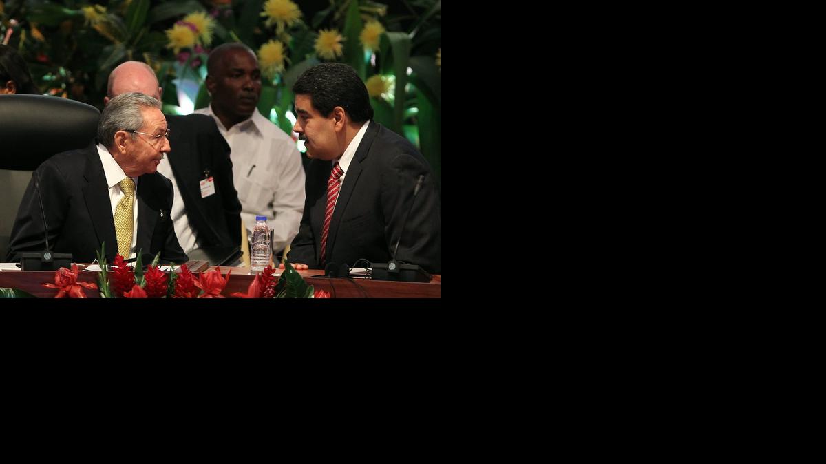 
Los mandatarios de Cuba y Venezuela, Raúl Castro (i) y Nicolás Maduro (d), hablan durante la sesión plenaria de la XIII Cumbre de la Alianza para los Pueblos de América (ALBA) el domingo 14 de diciembre de 2014, en La Habana (Cuba). Foto de archivo.