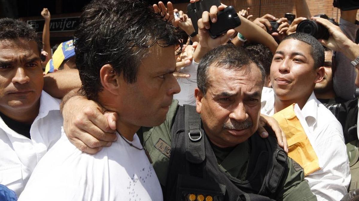 El ex Comandante General de la Guardia Nacional Justo José Noguera (Der.), quien fue declarado ganador de la gobernación del estado Bolívar, arrestó personalmente al dirigente opositor Leopoldo López (Izq.) en febrero del 2014. El oficial retirado fue posteriormente sancionado por Washington por su participación en una de las más feroces olas represivas contra la sociedad civil emprendidas por el régimen de Nicolás Maduro.