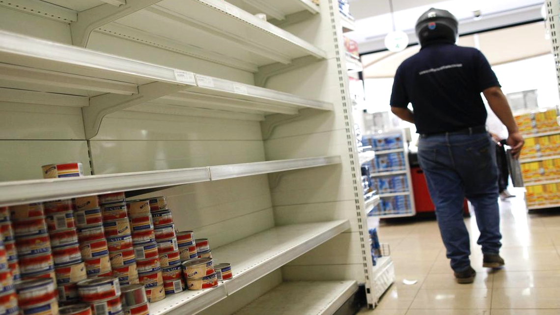 
La decisión del régimen de Nicolás Maduro de nacionalizar la cadena de distribución de alimentos podría conducir al país a un estado de mayor escasez de productos, advierten analistas al recordar los fracasos del chavismo en el campo empresarial.. 
