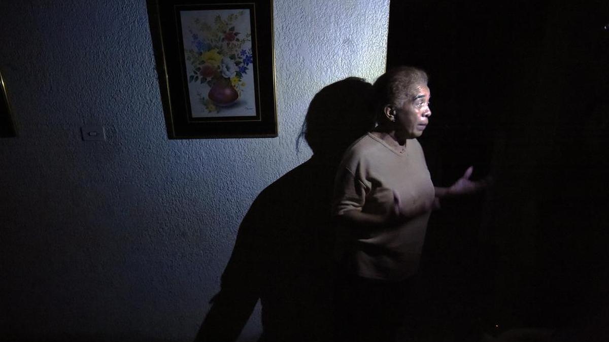 Una mujer es entrevistada durante un apagón el 28 de abril en Maracaibo, al oeste de Venezuela.