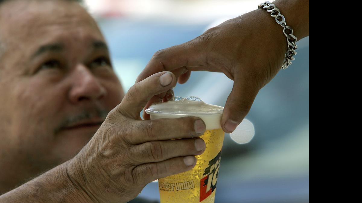 Un hombre compra una cerveza Polar en un bar en Caracas, en esta foto de archivo. 