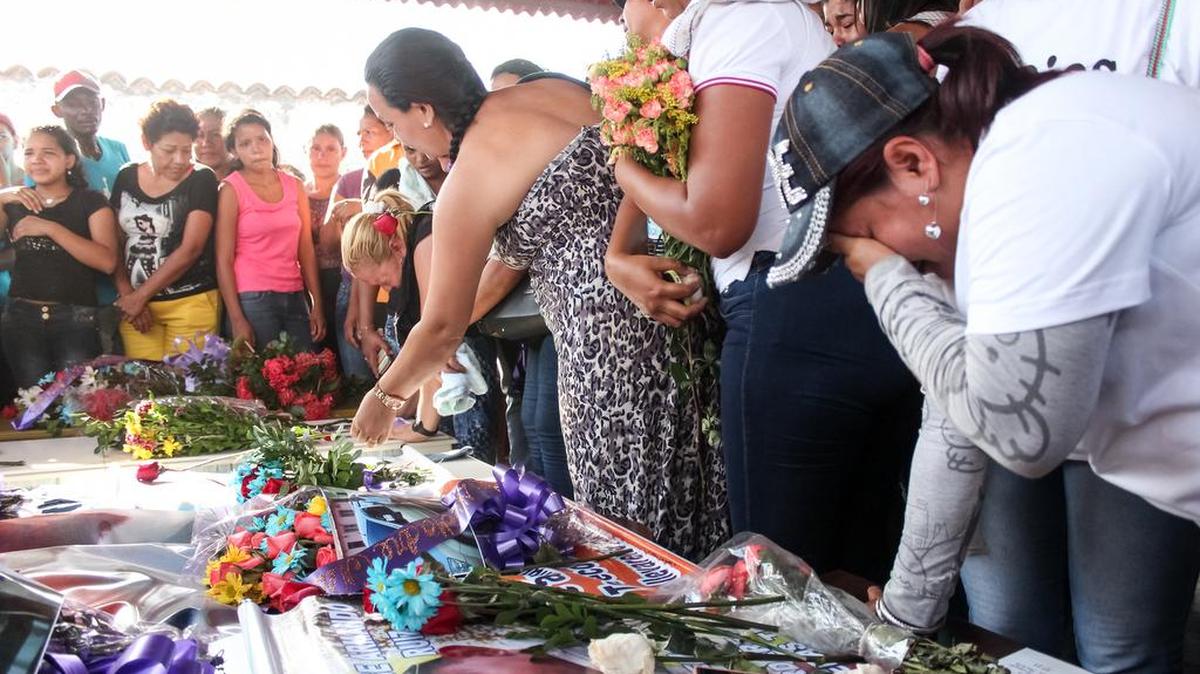 Familiares de los mineros lloran sobre sus ataudes el miércoles en la localidad de Tumeremo en el estado Bolívar.