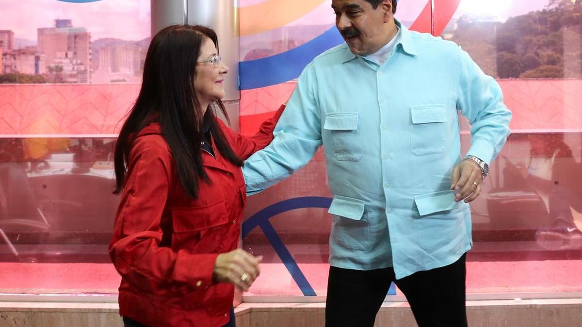 El mandatario Nicolás Maduro y su esposa, Cilia Flores, bailan durante el primer programa de radio de Maduro sobre la música salsa, el martes en Caracas.