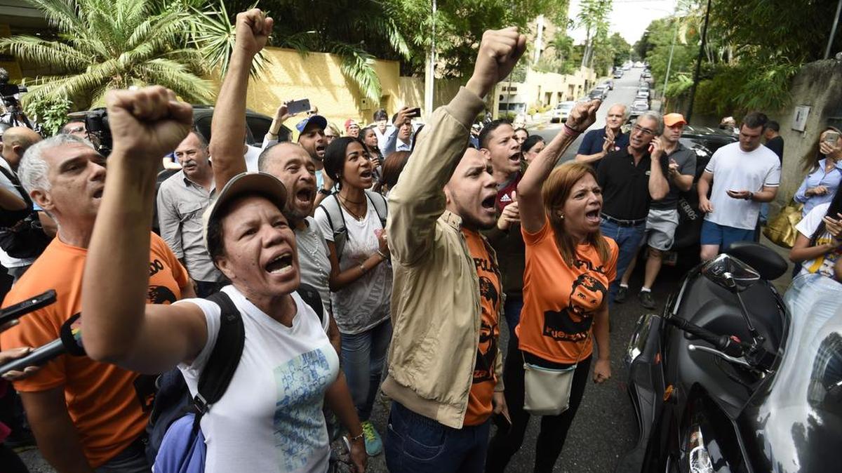 Seguidores del líder opositor Leopoldo López se reúnen frente a su casa el sábado en Caracas, Venezuela. López fue trasladado de la cárcel de Ramo Verde a su hogar después que le fue dictado casa por cárcel.