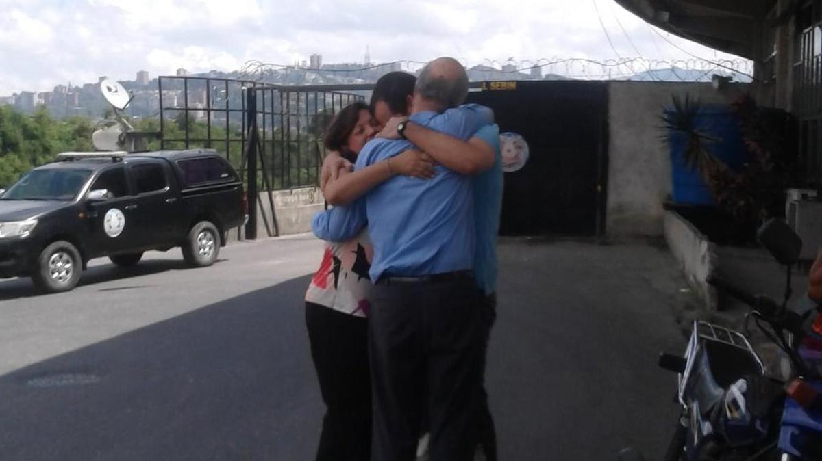 Francisco ‘Pancho’ Márquez es recibido por familiares al salir de prisión tras 121 detenidos.