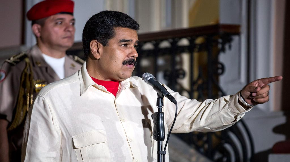 El presidente de Venezuela Nicolás Maduro ofrece declaraciones a periodistas el lunes 31 de octubre de 2016, en Caracas (Venezuela).