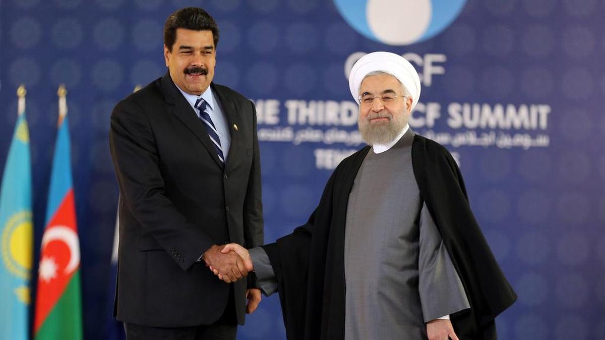El presidente iraní, Hassan Rouhani y el venezolano, Nicolás Maduro se saludan.