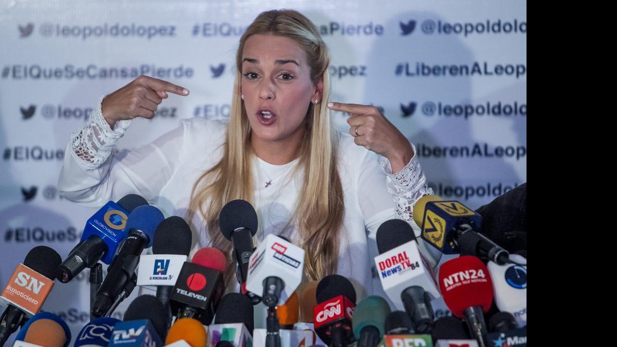 
Lilian Tintori, esposa del opositor venezolano Leopoldo López, que permanece en prisión desde febrero de 2014 acusado de actividades violentas, habla en una rueda de prensa hoy, martes 26 de mayo del 2015, en Caracas (Venezuela).
