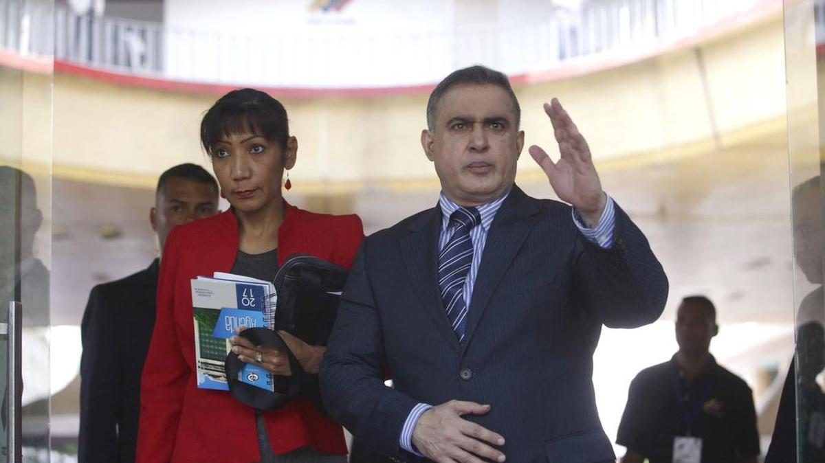 Fotografía cedida por la Agencia Venezolana de Noticia (AVN) del fiscal general de Venezuela, Tarek William Saab (d), llega al Consejo Nacional Electoral (CNE) el miércoles 11 de octubre de 2017, en Caracas, Venezuela.
