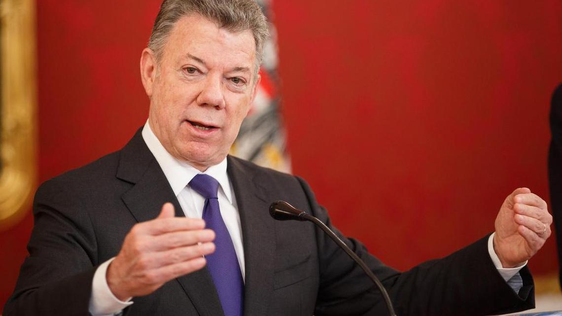 El presidente de Colombia, Juan Manuel Santos, ofrece una rueda de prensa junto al presidente austríaco, Alexander Van der Bellen (no aparece), tras su reunión en la sede de la Presidencia austríaca en Viena, Austria, el 26 de enero de 2018.