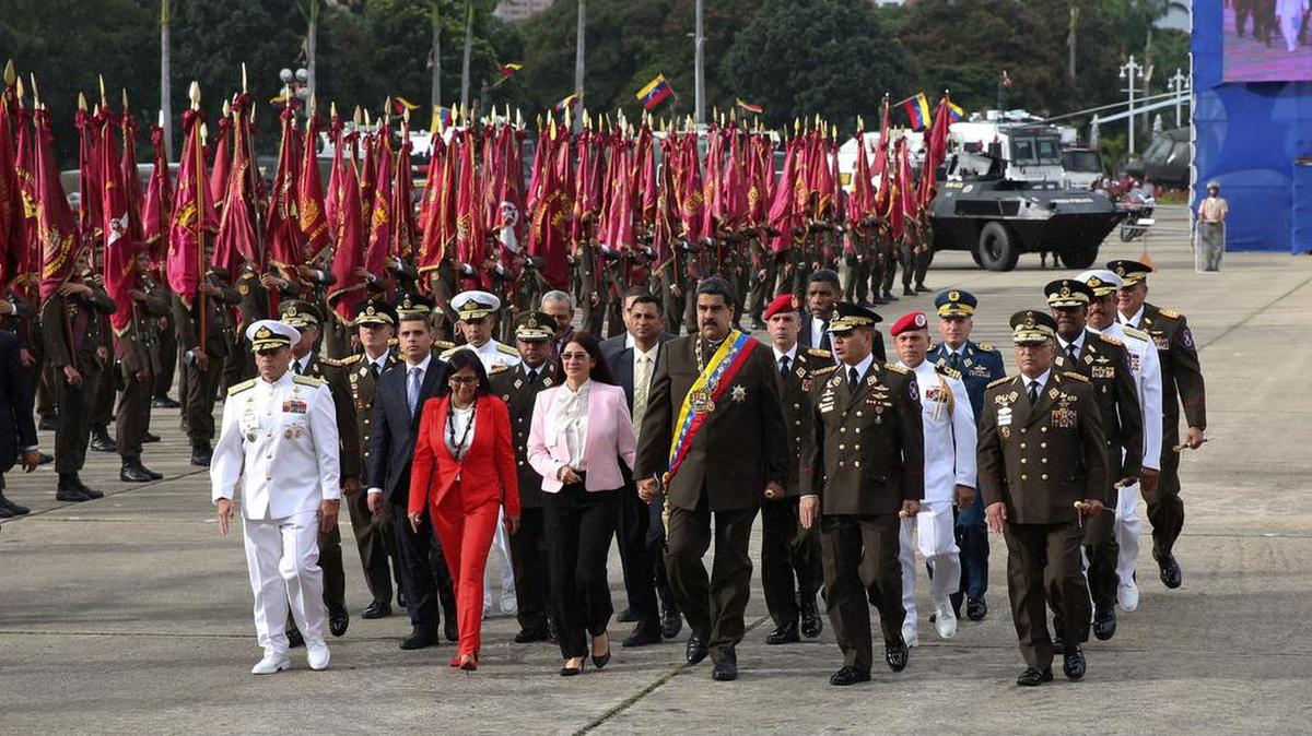 Fotografía cedida por la Oficina de Prensa del Palacio de Miraflores, del presidente de Venezuela, Nicolás Maduro (c), durante la conmemoración de los 80 años de la creación de la Guardia Nacional Bolivariana (GNB) el viernes 4 de agosto de 2017, en Caracas (Venezuela).