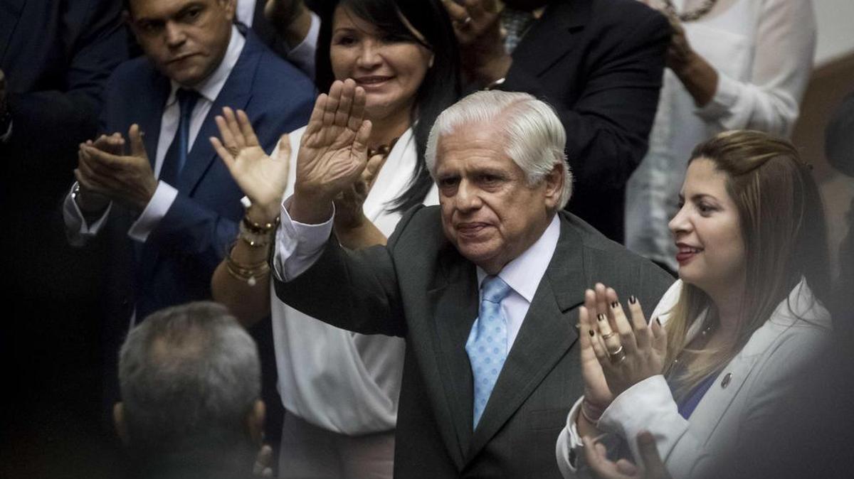 El político opositor venezolano Omar Barboza (c) asiste a la instalación de la nueva junta directiva de la Asamblea Nacional el viernes 5 de enero del 2018, en Caracas (Venezuela).