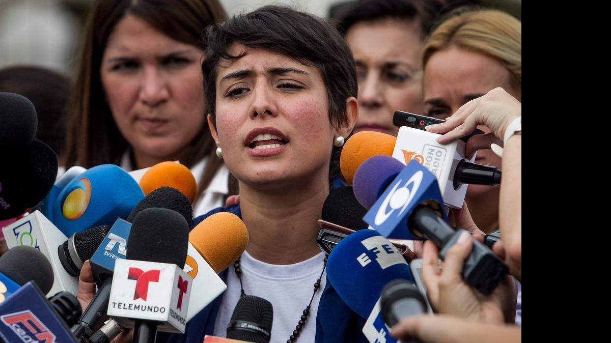 
La esposa del dirigente político Daniel Ceballos, Patricia Gutiérrez de Ceballos, ofrece declaraciones a periodistas afuera de la cárcel militar de "Ramo Verde" el viernes 29 de mayo de 2015, en la ciudad de Los Teques (Venezuela).
