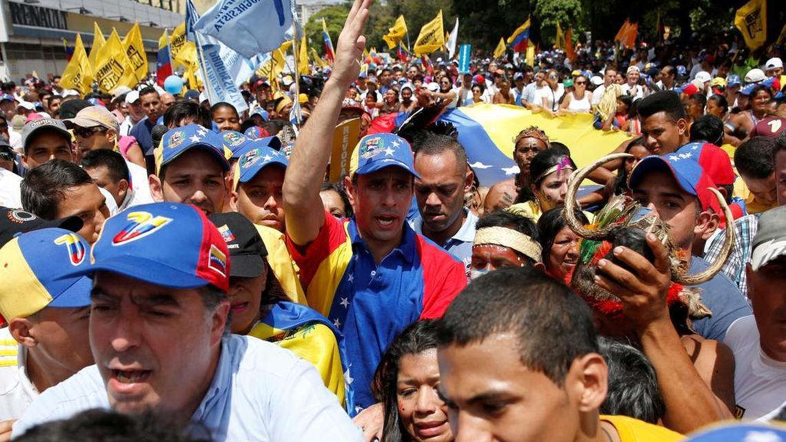 El líder opositor y gobernador del estado Miranda, Henrique Capriles, participa en la marcha “la Toma de Caracas” para exigir la realización de un referendo contra el presidente Nicolás Maduro, el jueves en Caracas.