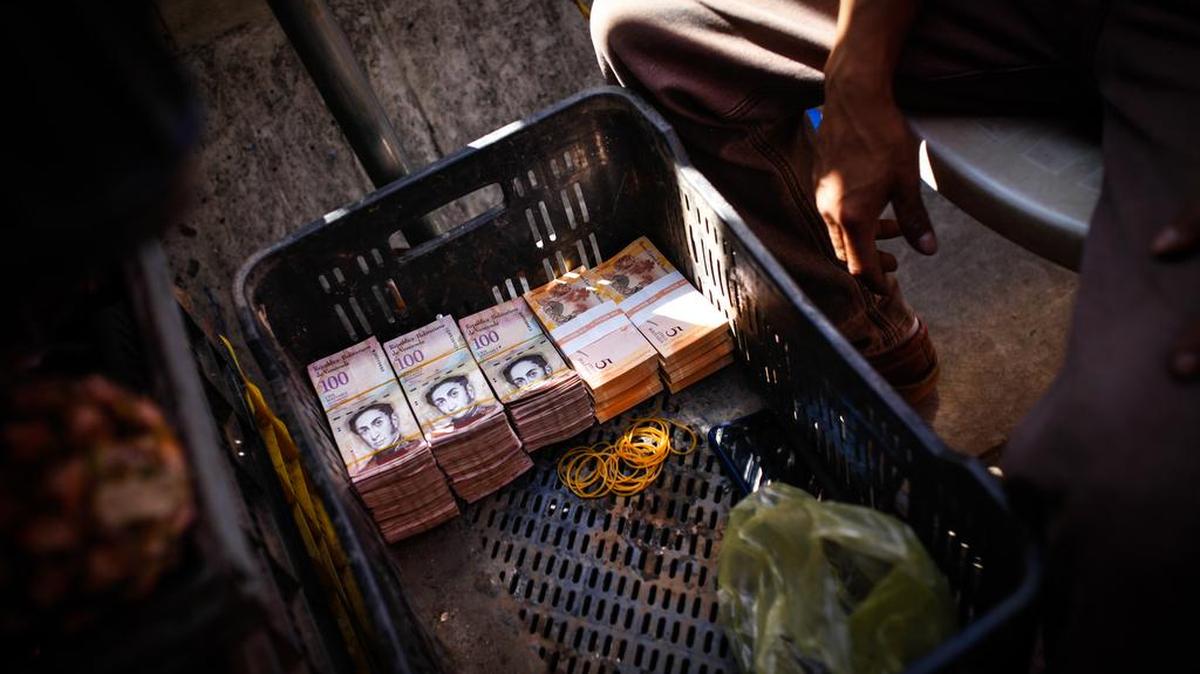 Una caja con billetes de 50 y 100 bolívares en un puesto de frutas en Caracas, el 16 de diciembre del 2016.