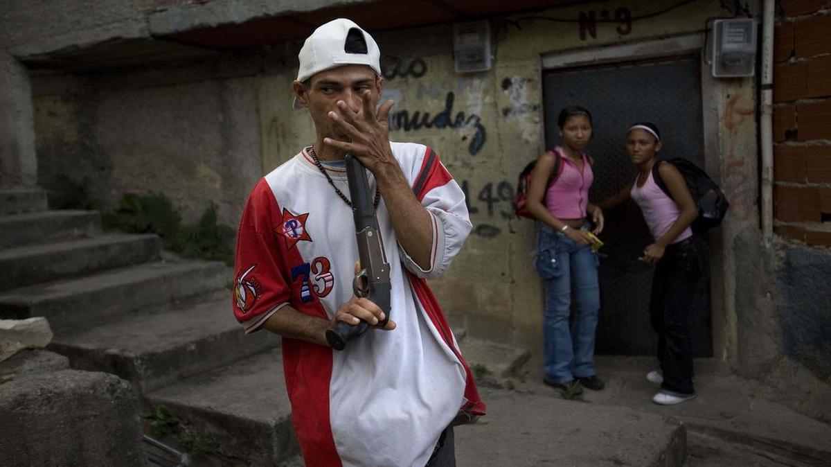
Un traficante de drogas que se identificó a sí mismo como "El Menor", patrulla el barrio Las Mayas en Caracas en una foto de archivo.
