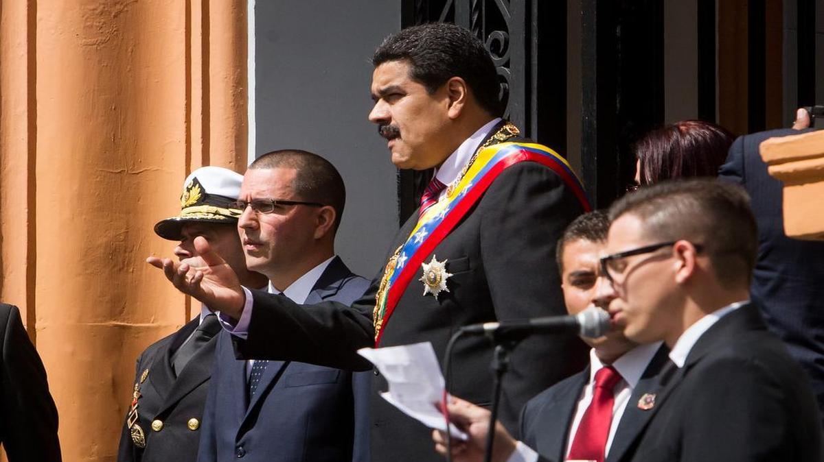 El gobernante de Venezuela, Nicolás Maduro (centro), habla con el vicepresidente Jorge Arreaza (izq) antes del inicio de los actos conmemorativos del 185 aniversario de la muerte de Simón Bolívar el 17 de diciembre del 2015 en Caracas.