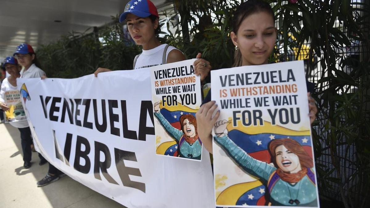 Miembros de la comunidad venezolana en México organizan una protesta contra el gobierno venezolano en vísperas de la apertura de la 47ª Asamblea General de la Organización de Estados Americanos (OEA) en el aeropuerto internacional de Cancún, México, el 18 de junio, 2017.