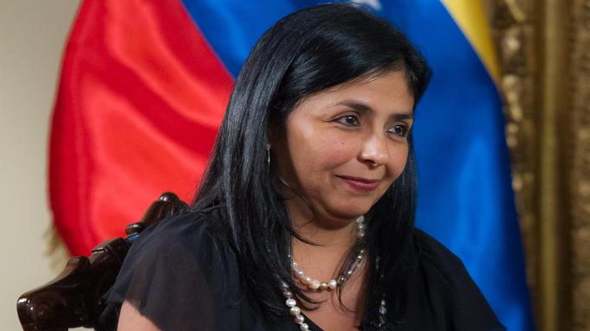 
La ministra venezolana de Relaciones Exteriores, Delcy Rodríguez, habla durante una entrevista el martes 14 de julio de 2015, en la Casa Amarilla, sede diplomática del Ministerio de Relaciones Exteriores, en Caracas (Venezuela). 
