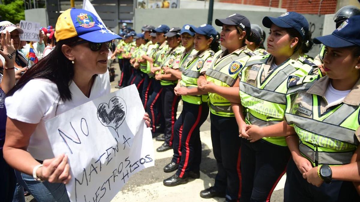 Activistas de la oposición venezolana participan en una marcha de mujeres encaminada a mantener la presión sobre el presidente Nicolas Maduro, cuya autoridad está siendo cada vez más desafiada por las protestas en Caracas el 6 de mayo de 2017.