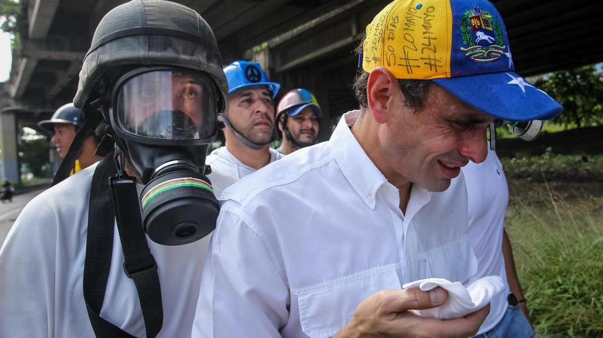 El líder opositor venezolano Henrique Capriles es guiado por manifestantes el 28 de mayo de 2017, en Caracas, Venezuela, después de ser emboscado por funcionarios de la policía militarizada Guardia Nacional (GNB).