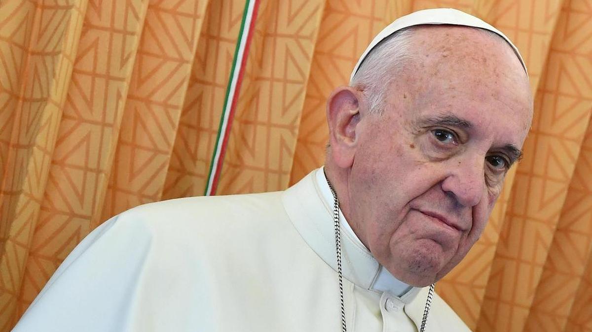 El papa Francisco mientras habla con periodistas en el avión que le lleva desde Malmoe (Suecia) a Roma (Italia) en noviembre de 2016.