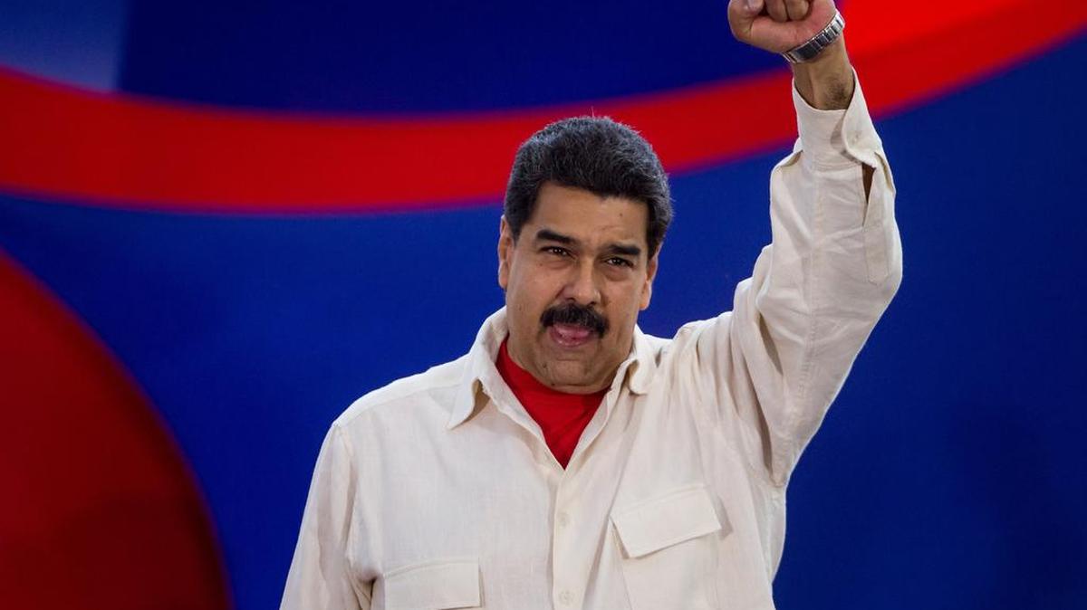 El presidente de Venezuela Nicolás Maduro saluda durante la celebración del 13 aniversario de la Misión Robinson el viernes 1 de julio de 2016, en la ciudad de Caracas (Venezuela). La Misión Robinson es un programa de alfabetización creado por el fallecido presidente venezolano Hugo Chávez.