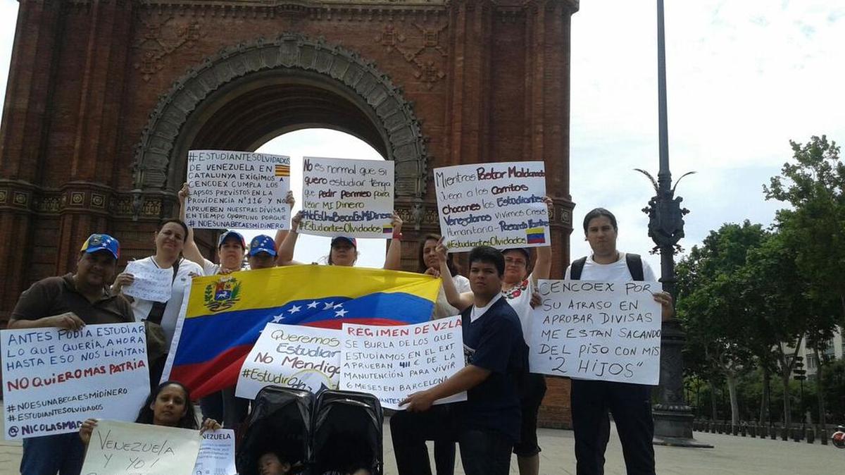 
Estudiantes venezolanos protestan frente al Arc de Triomf de Barcelona, el 12 de abril del 2015. 
