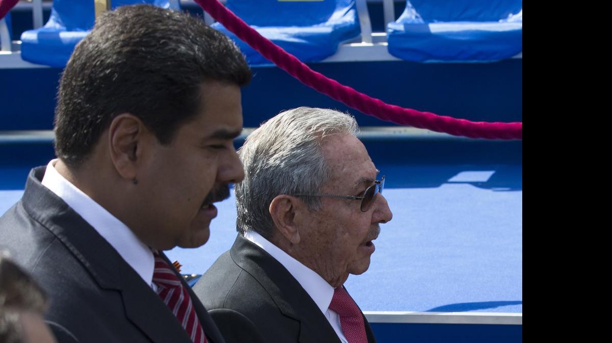 
Los líderes de Venezuela, Nicolás Maduro, y Cuba, Raúl Castro, asisten a la celebración del Día de la Victoria, en Moscú, el sábado 9 de mayo de 2015.
